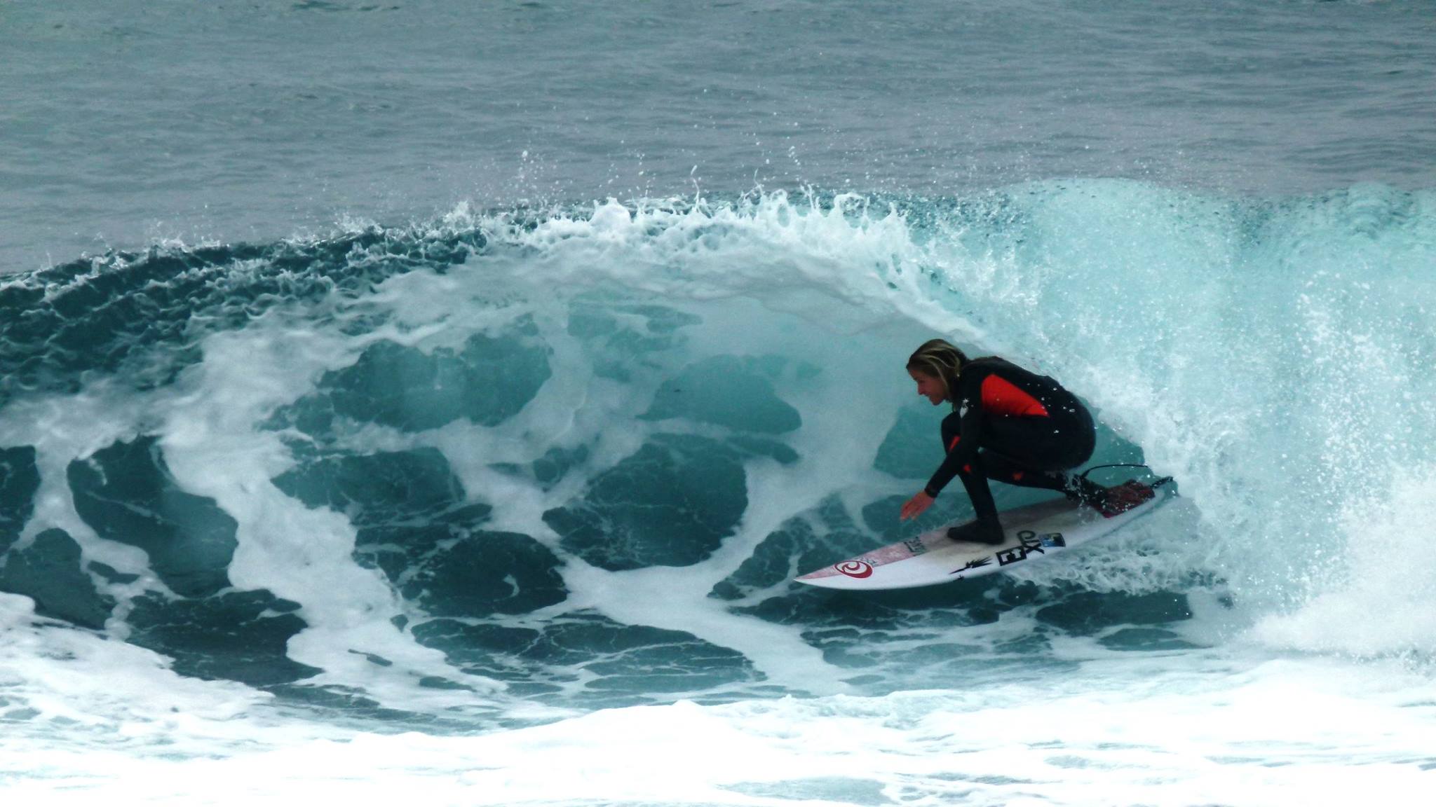 pauline ado surfeuse pro tube barrel