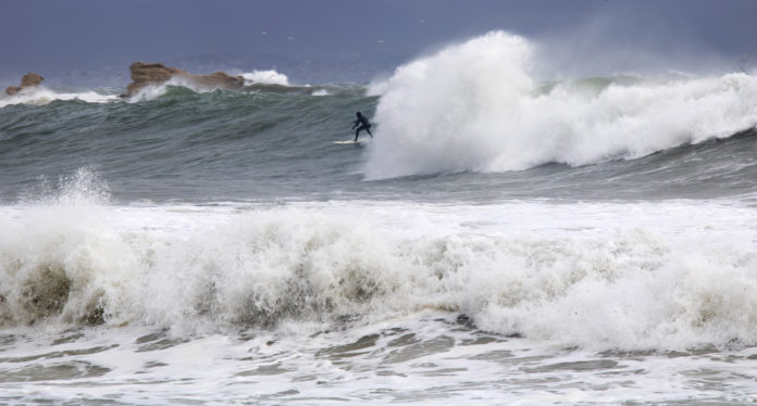 grosse vague, big swell, spot, tempête, surf, surfeur, surfeuse.fr, vague, côte bleue
