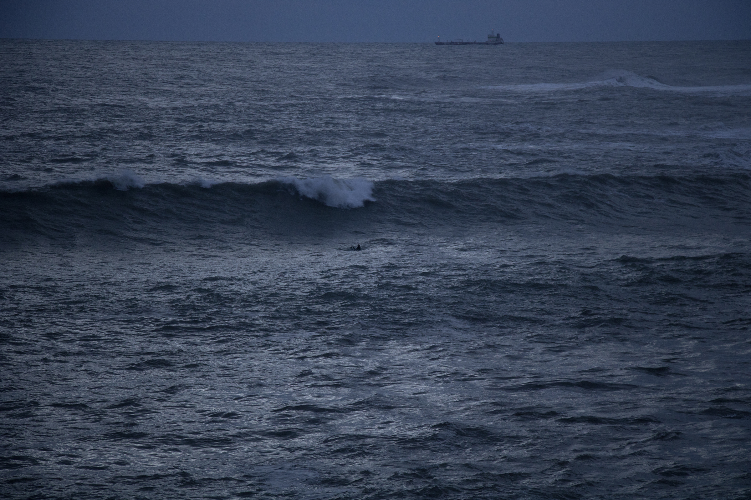 grosse vague, big swell, session nocturne, tempête, surf, surfeur, surfeuse.fr