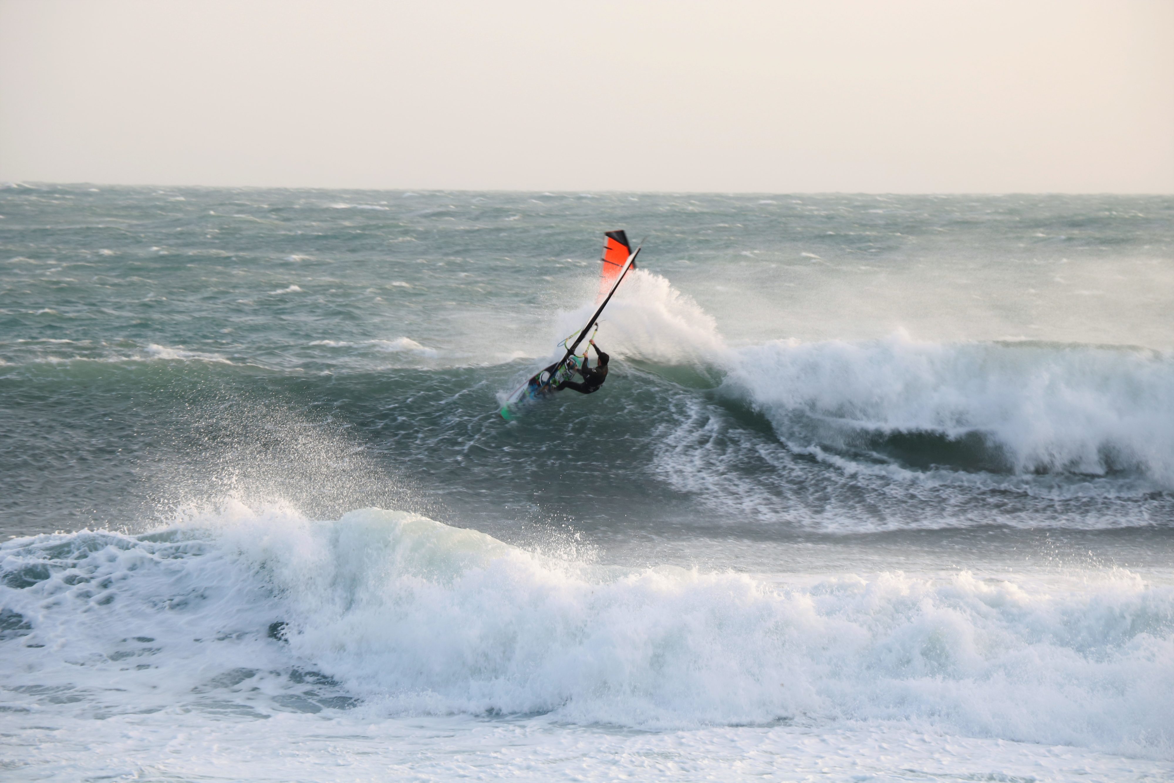 windsurf et surf tempête cote bleue