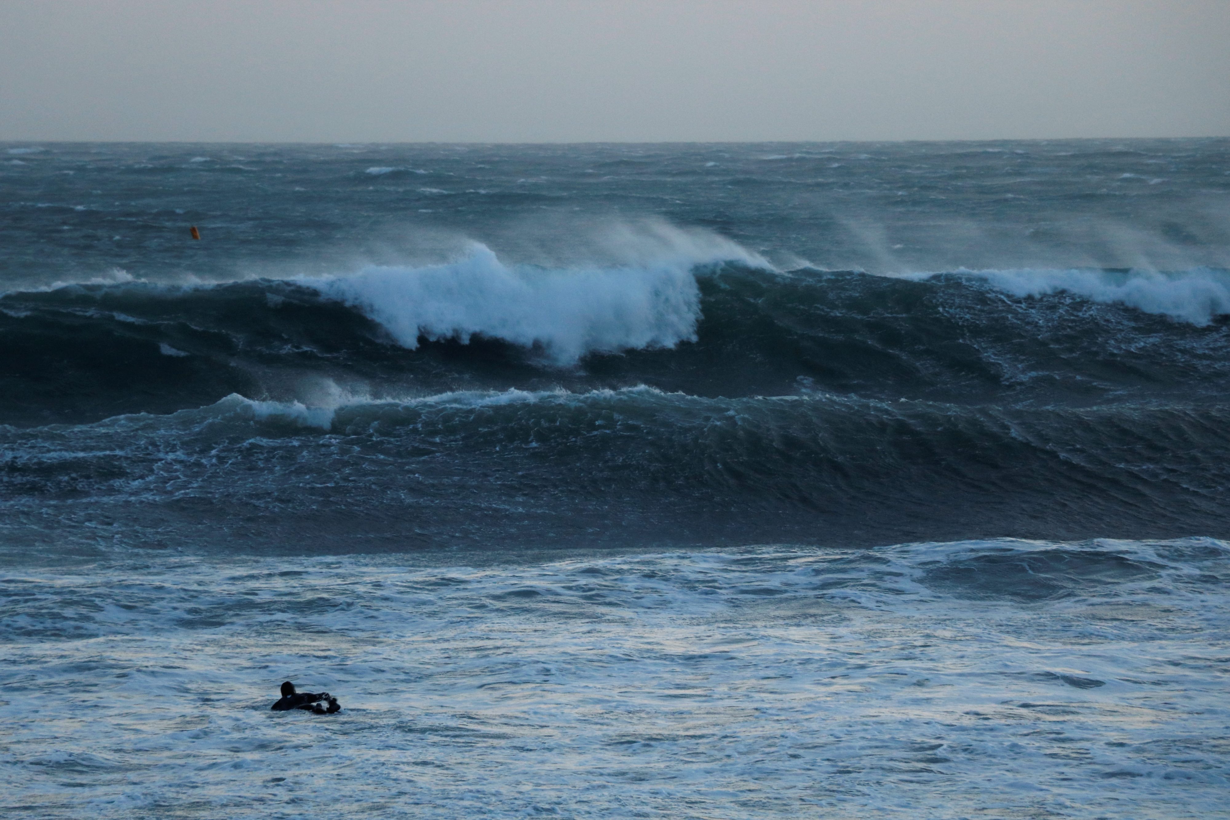 surfeur seul face à la vague
