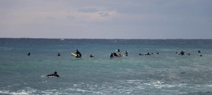guerre du surf spots de surf surchargés; localisme